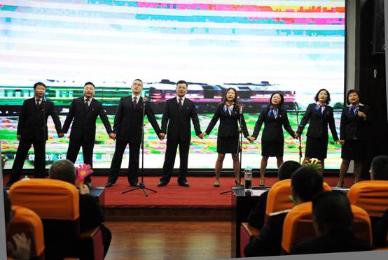 瀘州公司舉辦30周年慶職工文藝匯演小合唱《明天會更好》